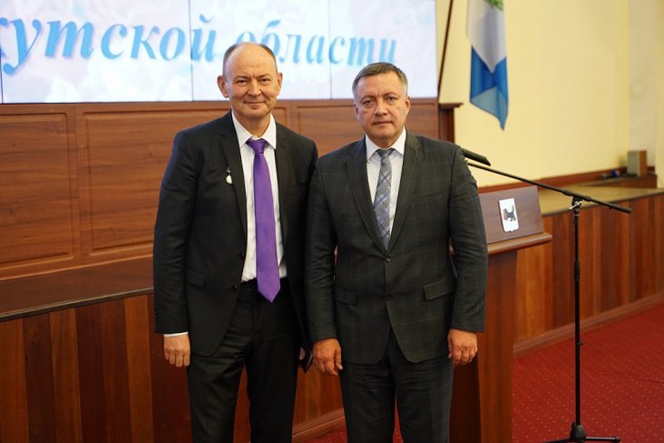 Юрий Козлов и Игорь Кобзев. Фото с сайта правительства Иркутской области