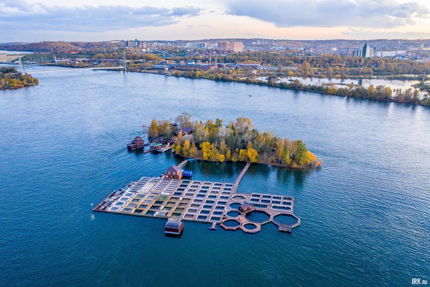 Форелевое хозяйство в нижнем бьефе плотины возле острова Бабр