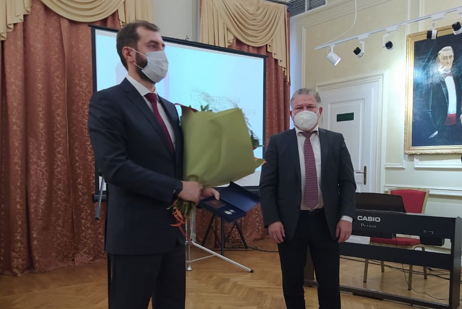 Александр Ведерников вручает награду Игорю Васильевичу