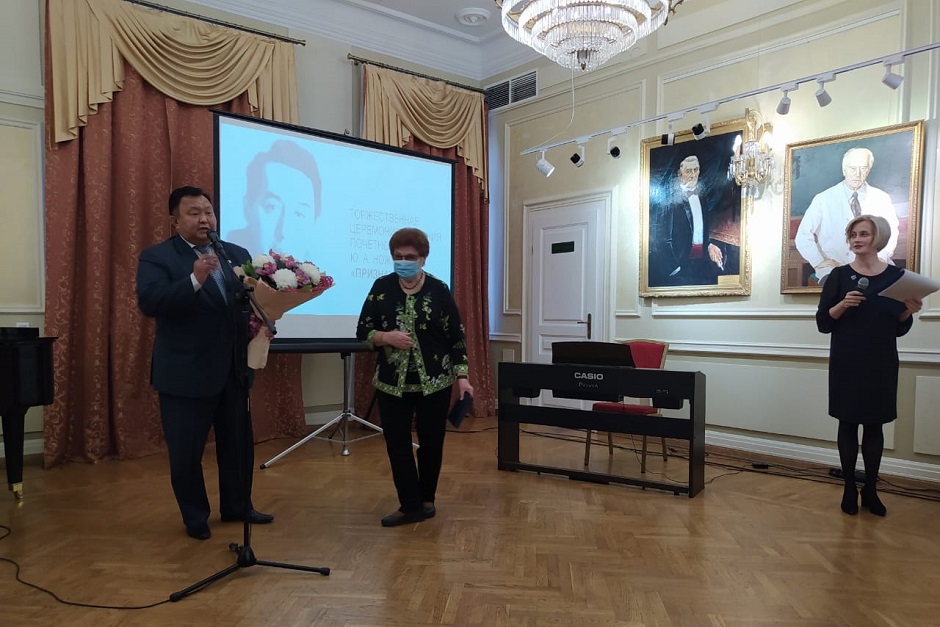 Вице-спикер Заксобрания Кузьма Алдаров поздравляет Тамару Ивановну