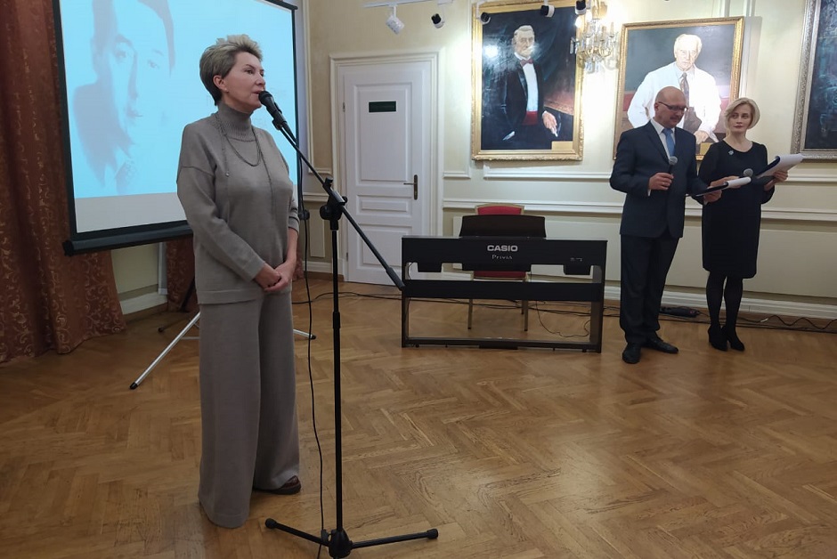 Игоря Ушакова поздравляет его заместитель по медицинской части Елена Белых