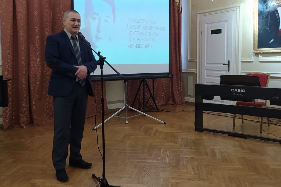 Мэр Боханского района Эдуард Коняев поздравляет гендиректора ООО «Иркутский масложиркомбинат» Тамару Баймашеву
