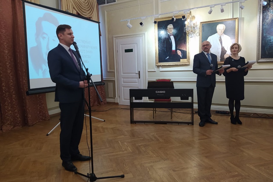 Вице-мэр Иркутска Дмитрий Ружников поздравляет главврача иркутского диагностического центра Игоря Ушакова