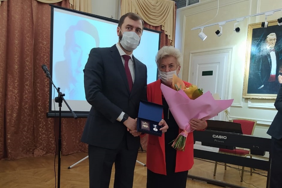 Александр Ведерников вручает награду главврачу областного онкодиспансера Виктории Дворниченко