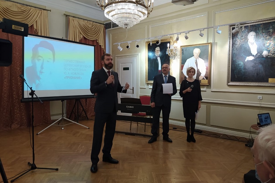 Спикер Заксобрания Иркутской области Александр Ведерников говорит приветственное слово