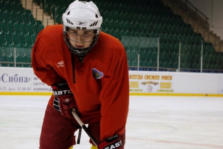 Денис с детства занимался в хоккейном клубе «Ермак»