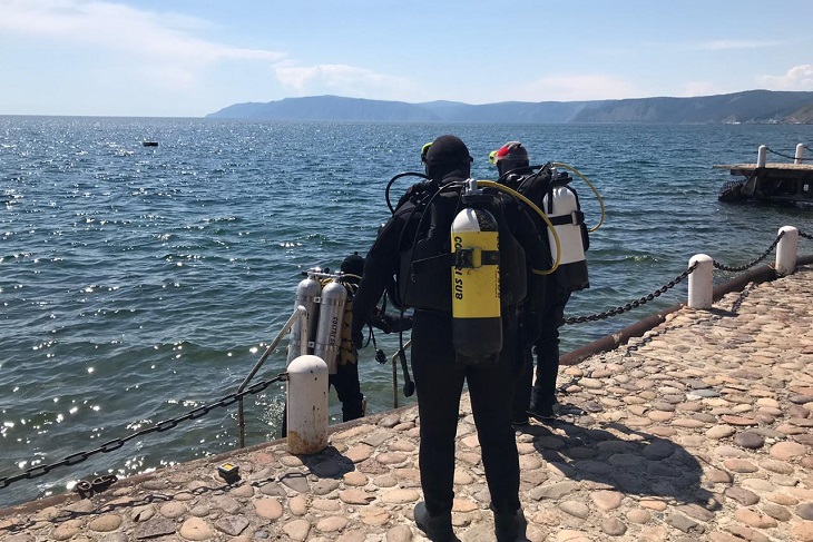 Денис с Нататальей и инструктором входят в Байкал