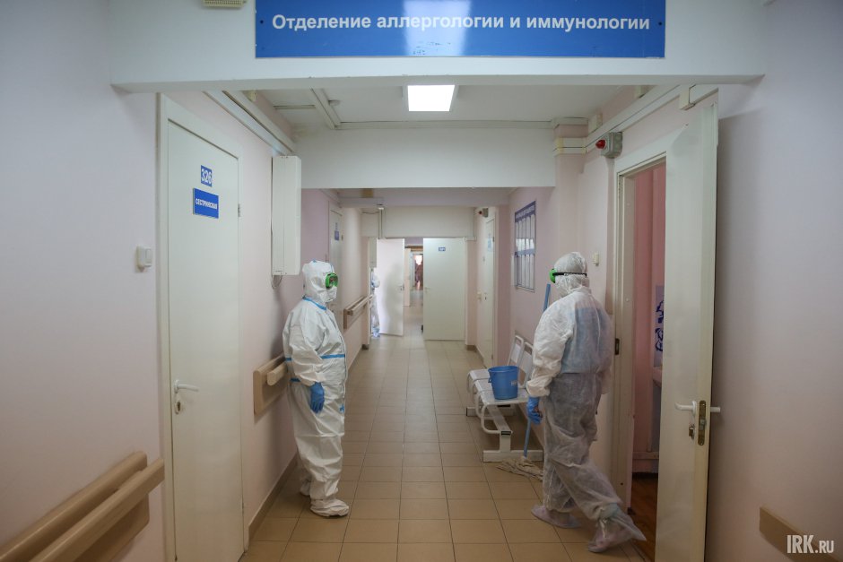 Весь персонал больницы передвигается по коридорам «красной зоны» в защитных костюмах