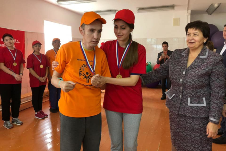 Ирина Синцова вместе с участниками спортивного мероприятия, которое прошло в социальной деревне «Семейная усадьба» в поселке Усть-Балей