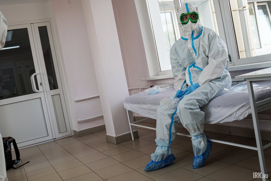 В защитном костюме очень жарко и тяжело дышать