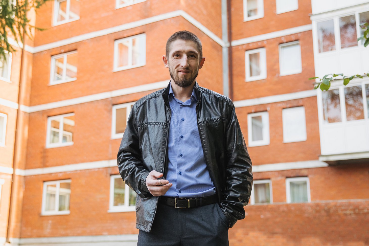 Илья Петухов на фоне нового дома