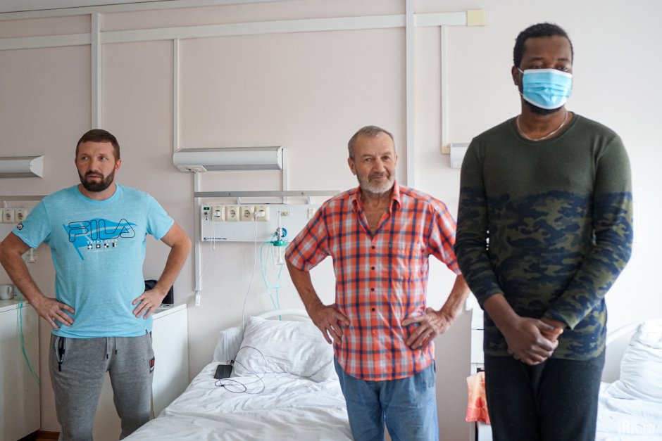 В первой палате лежат три пациента — все поступили в один день. Они уже получили первые отрицательные мазки