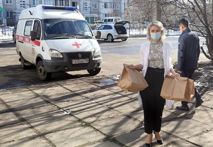 Ресторан «Байкал21» привез обеды на станцию скорой помощи. Фото Андрея Семакина