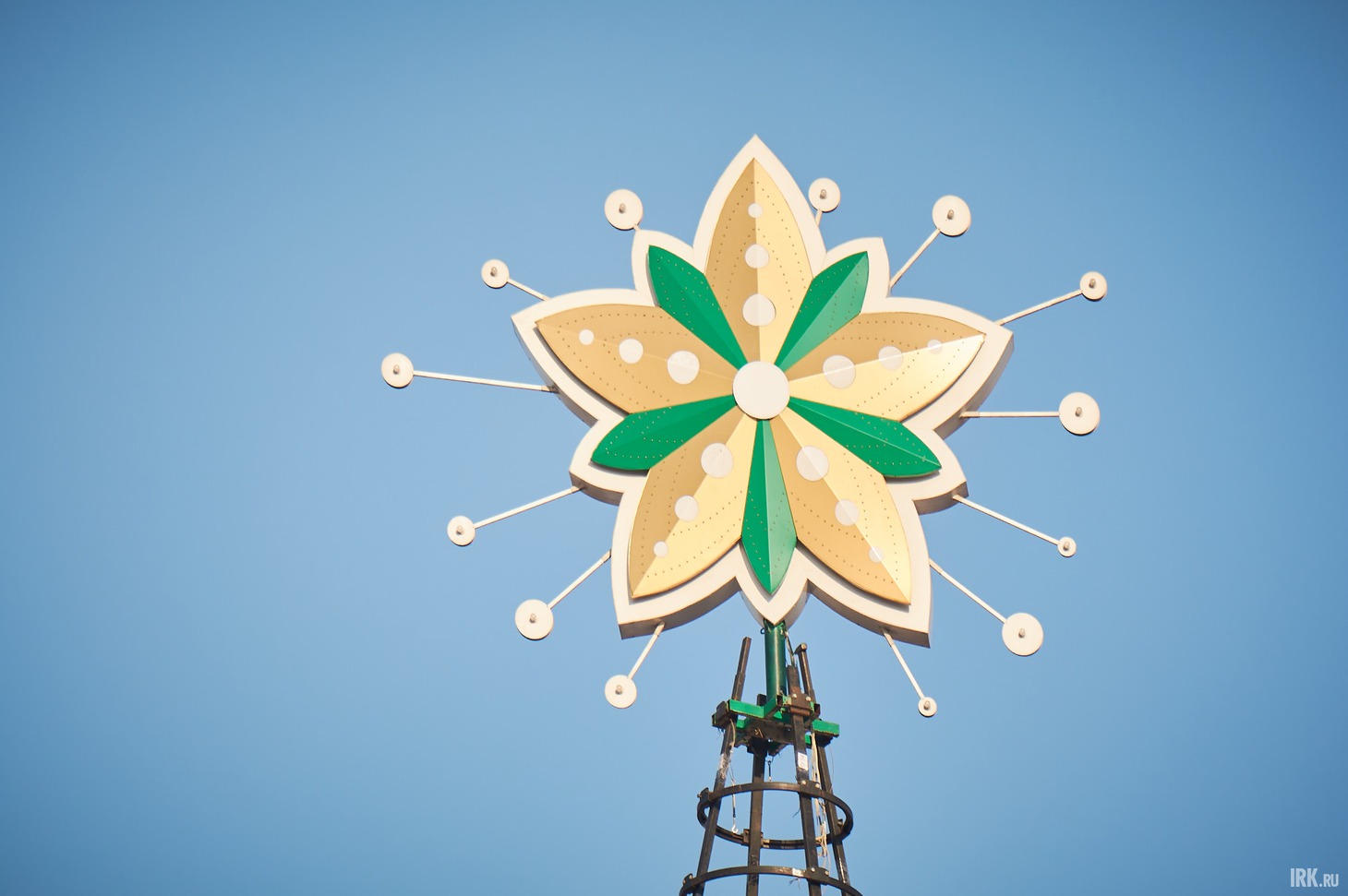 Верхушку елки украшает звезда высотой 2,5 метра