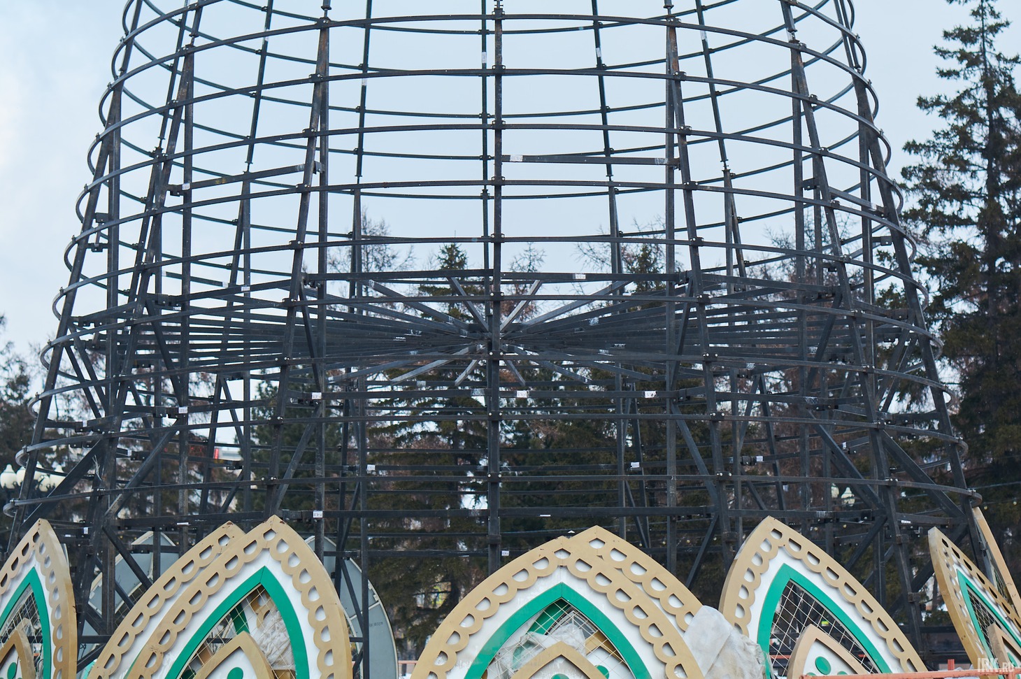 Сборку каркаса начинают с установки подиумной части