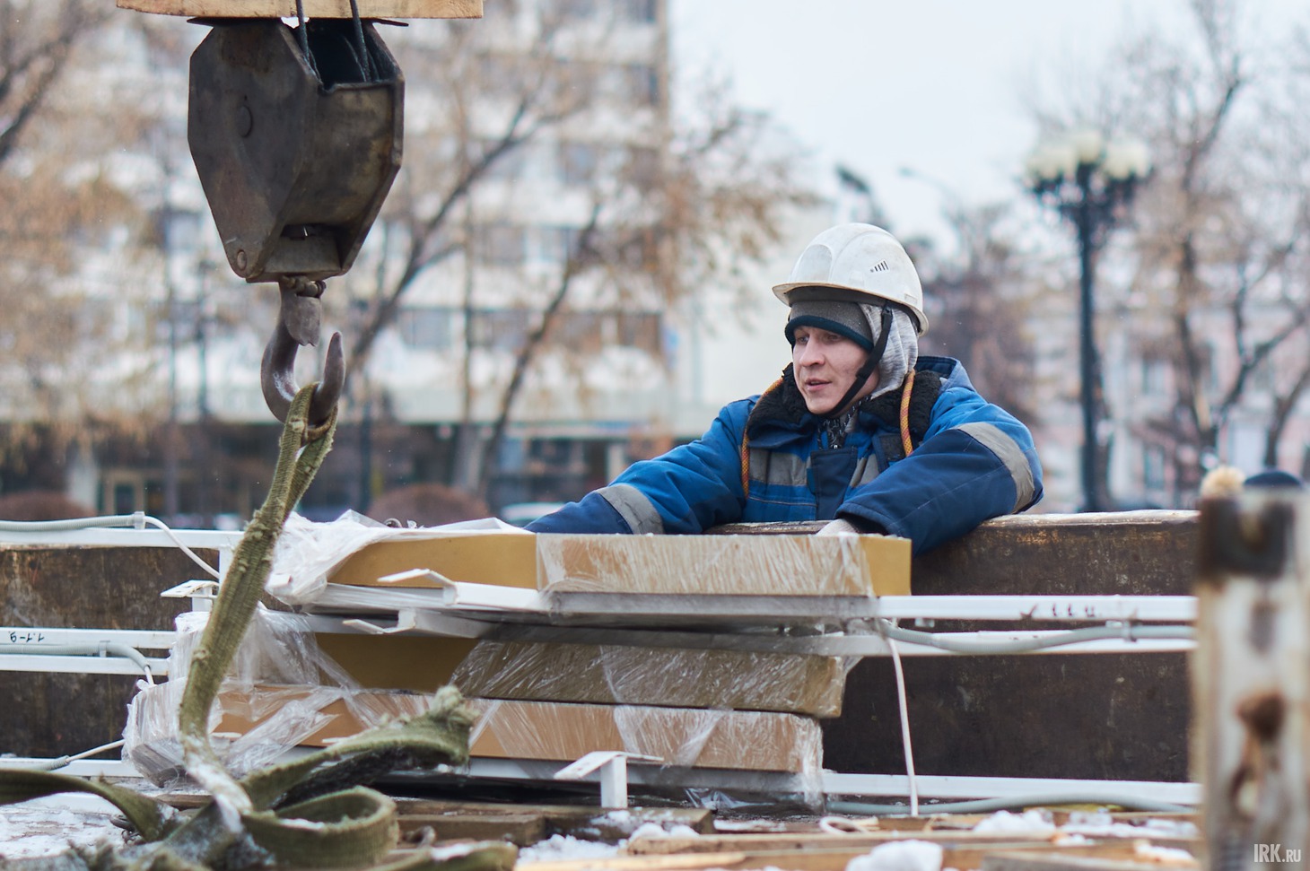 Работы по монтажу выполняет бригада из шести человек