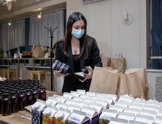 Волонтеры собирают продуктовые наборы для врачей Иркутской районной больницы