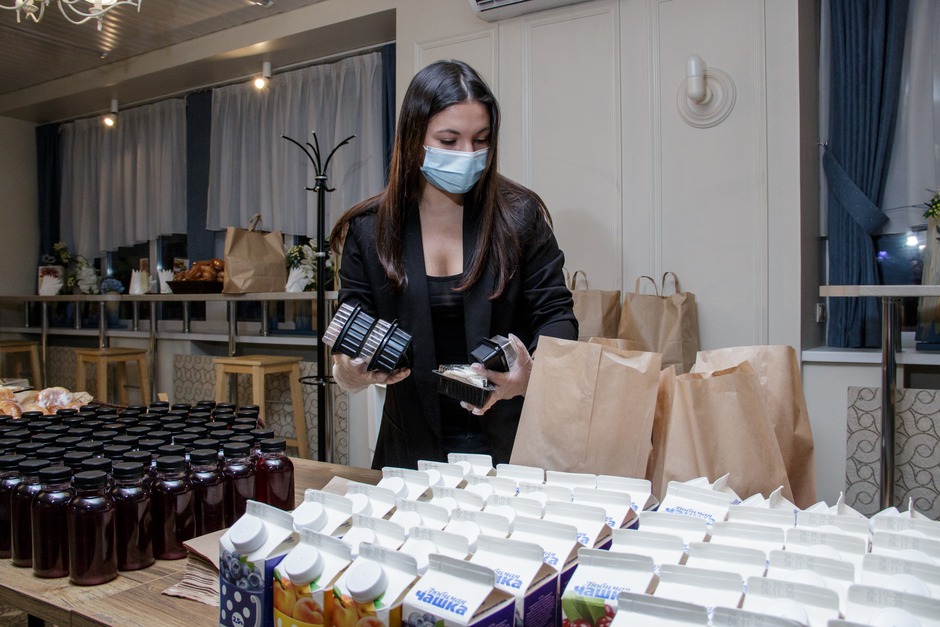 Волонтеры собирают продуктовые наборы для врачей Иркутской районной больницы