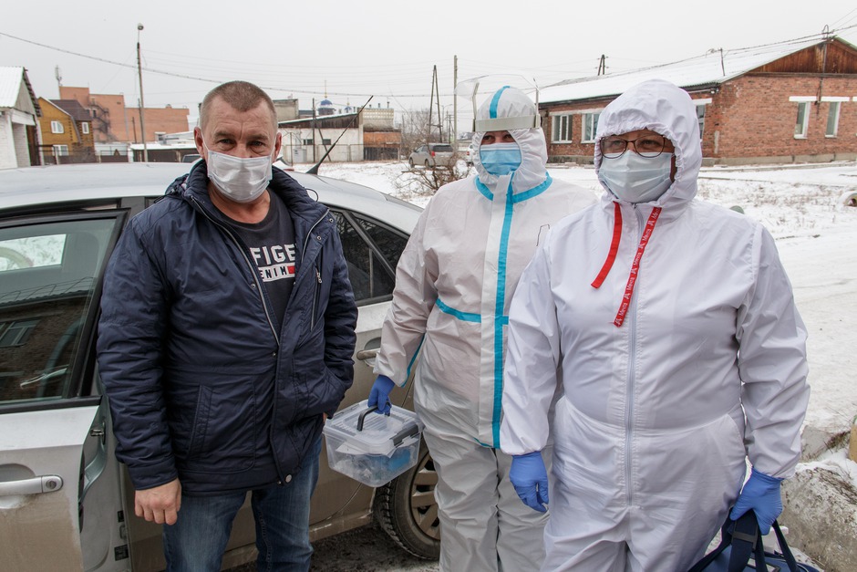 Добровольцы развозили врачей по вызовам на своих личных авто