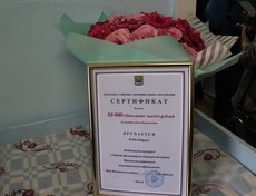 Коллективу ФАПа в Карлуке вручили сертификат на приобретение медицинского оборудования.