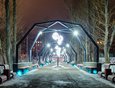 Осенью 2020 года в Иркутске завершился второй этап благоустройства парка имени Парижской коммуны. Вдоль главной аллеи со стороны 2-й Железнодорожной установлено пять арок со светящимися шарами.