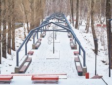 Судя по следам, парк является достаточно популярным местом у горожан.