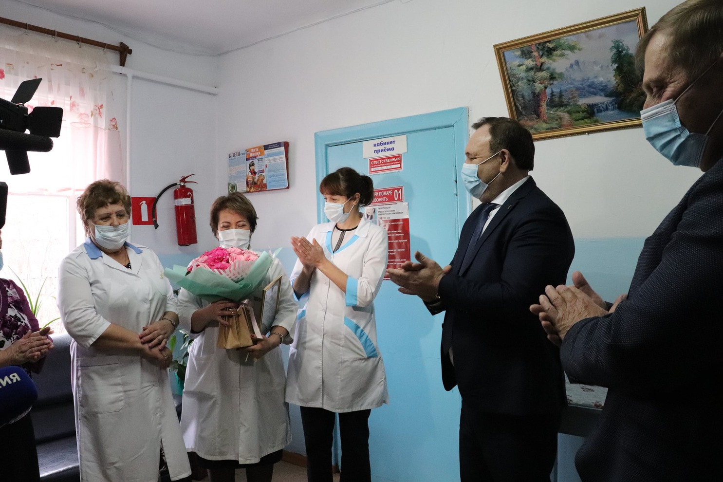 Мэр Иркутского района Леонид Фролов поздравил победителя конкурса «Лучший ФАП Иркутского района»
