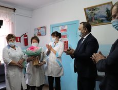 Мэр Иркутского района Леонид Фролов поздравил победителя конкурса «Лучший ФАП Иркутского района»