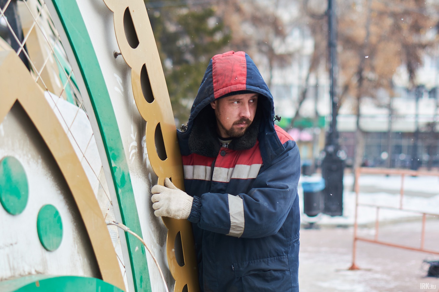 Установкой новогодней елки занимается бригада профессиональных монтажников