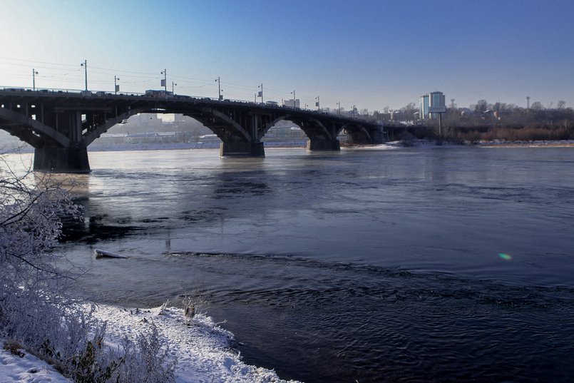 Днем 6 декабря иркутяне увидели, как девочка прыгнула с Глазковского моста и оказалась в ледяной воде