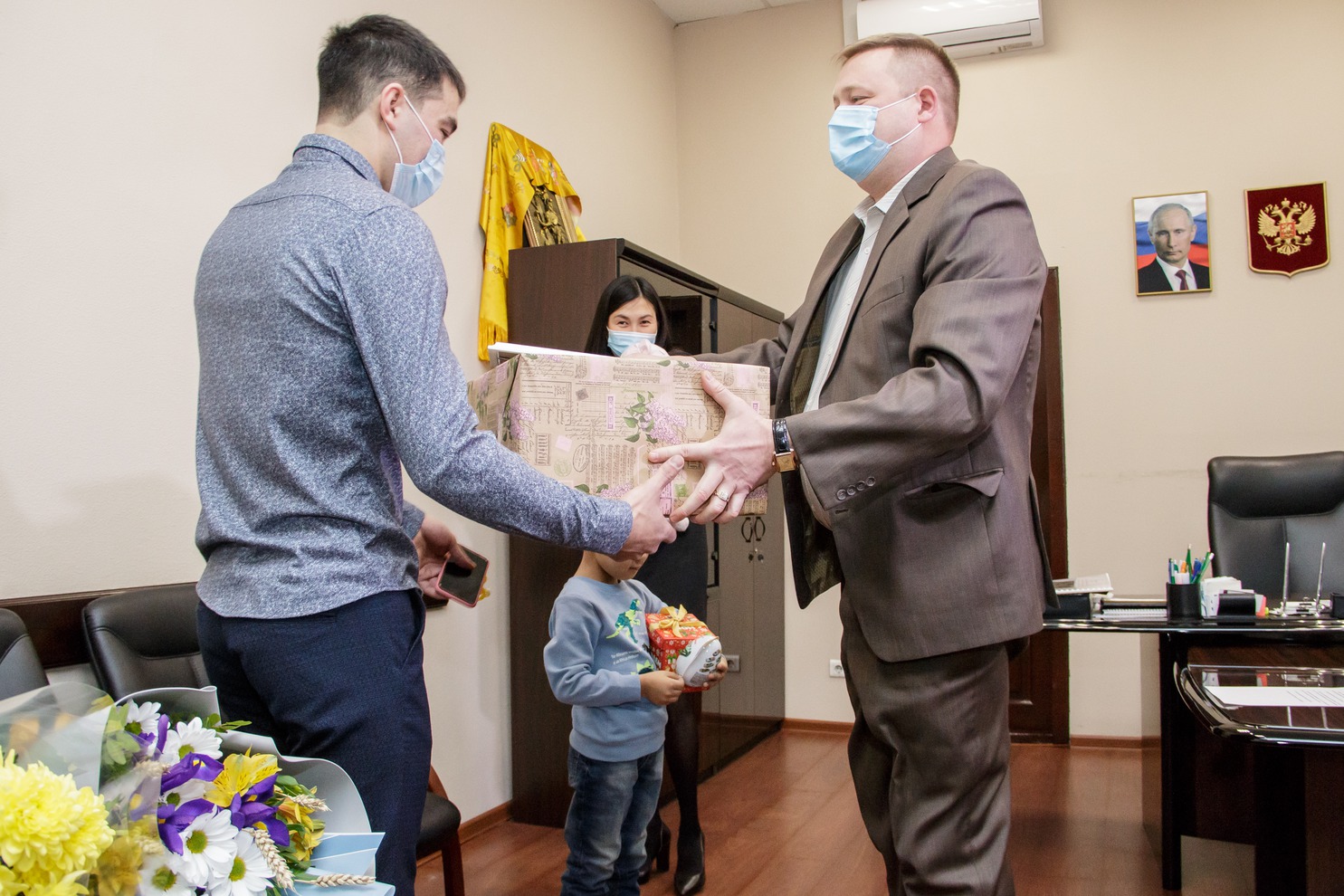 В награждении семьи принял участие первый заместитель главы Марковского МО Денис Чуб