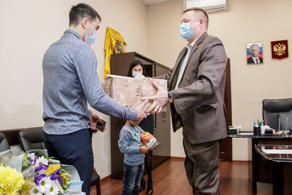 В награждении семьи принял участие первый заместитель главы Марковского МО Денис Чуб
