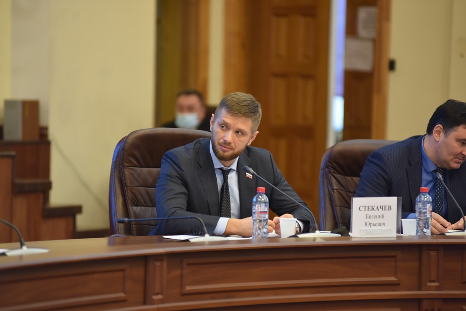 Председатель думы Иркутска Евгений Стекачев на встрече депутатов с губернатором региона Игорем Кобзевым