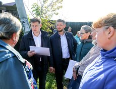 Спикер думы Евгений Стекачев и вице-мэр Дмитрий Ружников обсудили с жителями СНТ «Черемушки» вопрос необходимости запуска школьного автобуса