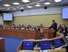 Руслан Болотов представляет депутатам свою программу развития Иркутска во время рассмотрения кандидатов на должность мэра