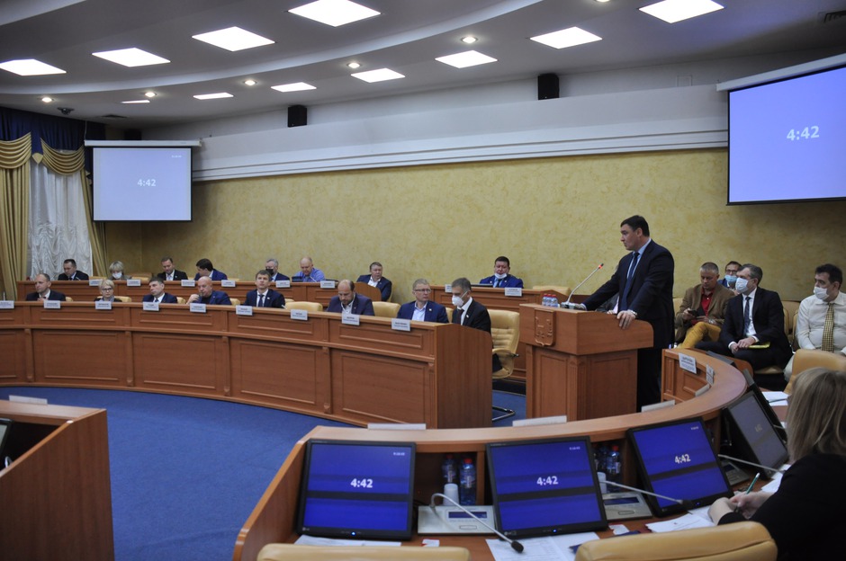 Руслан Болотов представляет депутатам свою программу развития Иркутска во время рассмотрения кандидатов на должность мэра