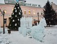 В скверике на Ленина делают скульптуры. Там будет ледяная карета, Эйфелева башня, небольшая горка для детей, лабиринт.