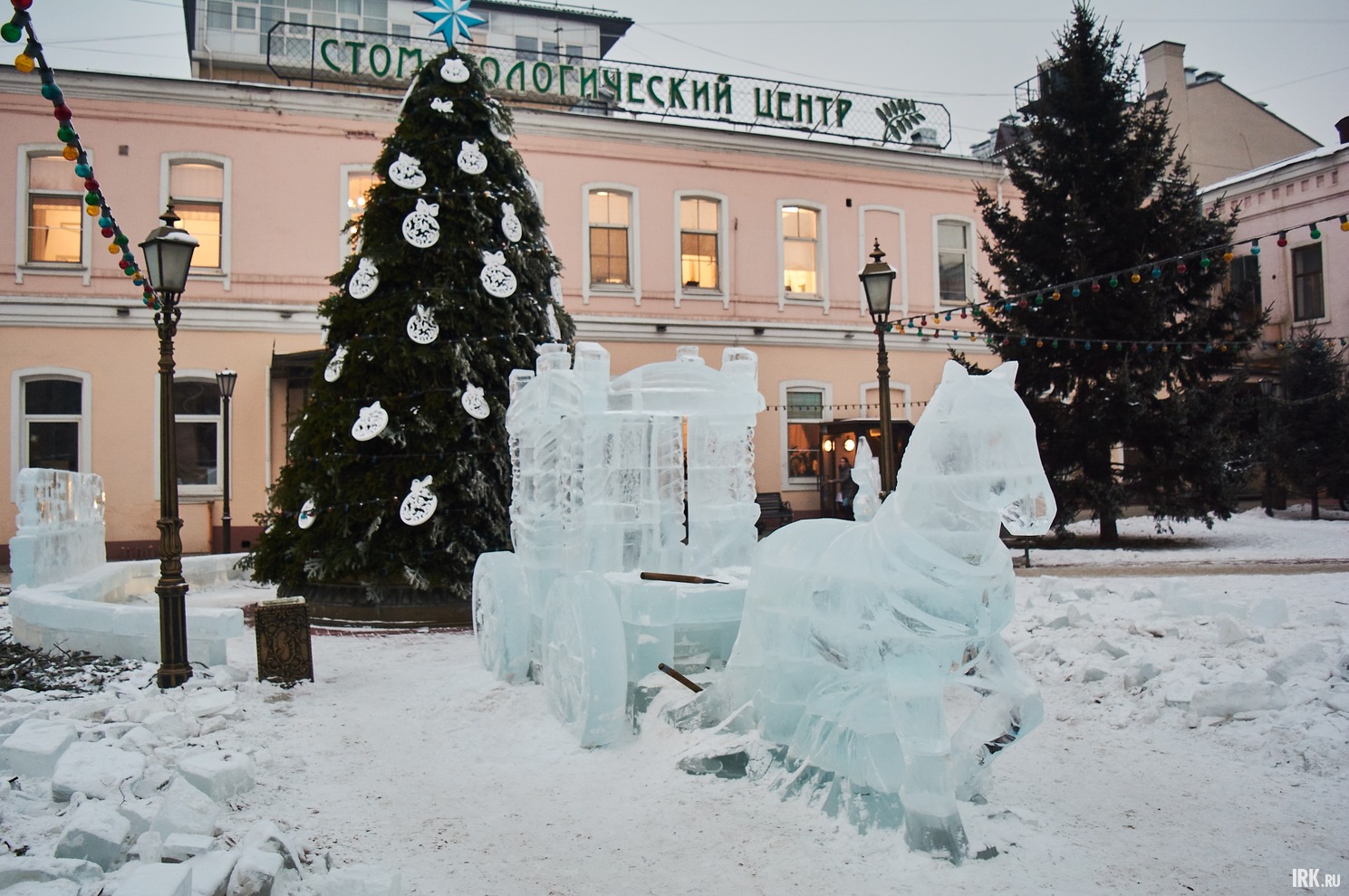 В скверике на Ленина делают скульптуры. Там будет ледяная карета, Эйфелева башня, небольшая горка для детей, лабиринт.