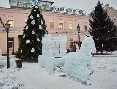 В скверике на Ленина делают скульптуры. Там будет ледяная карета, Эйфелева башня, небольшая горка для детей, лабиринт.