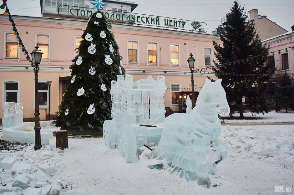 В скверике на Ленина делают скульптуры. Там будет ледяная карета, Эйфелева башня, небольшая горка для детей, лабиринт.