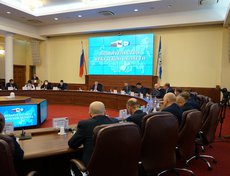В центре: глава региона Игорь Кобзев и председатель думы Иркутска Евгений Стекачев