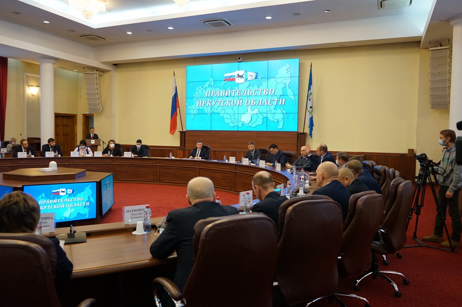 В центре: глава региона Игорь Кобзев и председатель думы Иркутска Евгений Стекачев