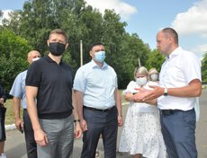 Евгений Стекачев на выезд в избирательном округе №2 с Виталием Матвийчуком и мэром Русланом Болотовым