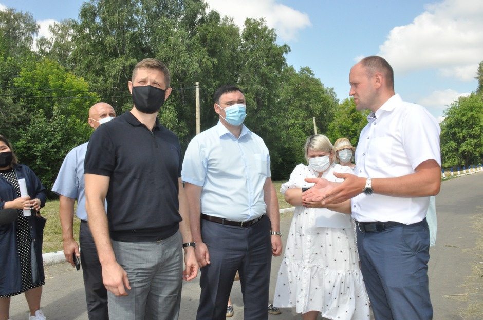 Евгений Стекачев на выезд в избирательном округе №2 с Виталием Матвийчуком и мэром Русланом Болотовым