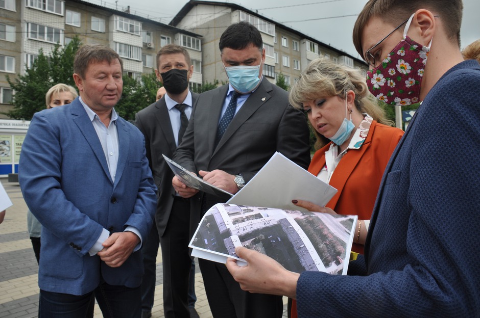 Проблемы микрорайона Топкинского и предместья Радищева озвучил депутат Юрий Коренев на выездном совещании с мэром Русланом Болотовым, спикером думы Евгением Стекачевым и его заместителем Леонидом Усовым