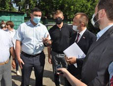 Выездное совещание по вопросу переселения граждан из ветхого и аварийного жилья со  спикером Заксобрания Александром Ведерниковым, мэром Иркутска Русланом Болотовым