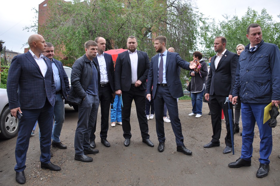 Депутаты с председателем комитета по управлению Октябрьским округом Владимиром Преловским обсудили проблему подтопления улицы Канской
