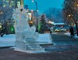 Одна из тем новогоднего оформления — сказки. В сквере уже появился ледяной трон и завершается монтаж фигур нескольких сказочных героев.