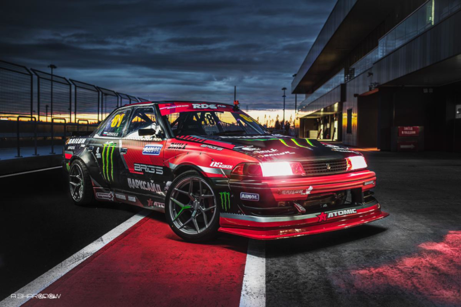 В Сочи Евгений выступал на Toyota Mark-2 (jzx81). Автомобиль оснащен двигателем 2jz-gte (Stroker kit) мощностью 950 лошадиных сил с максимальным крутящим моментом 1100Нм