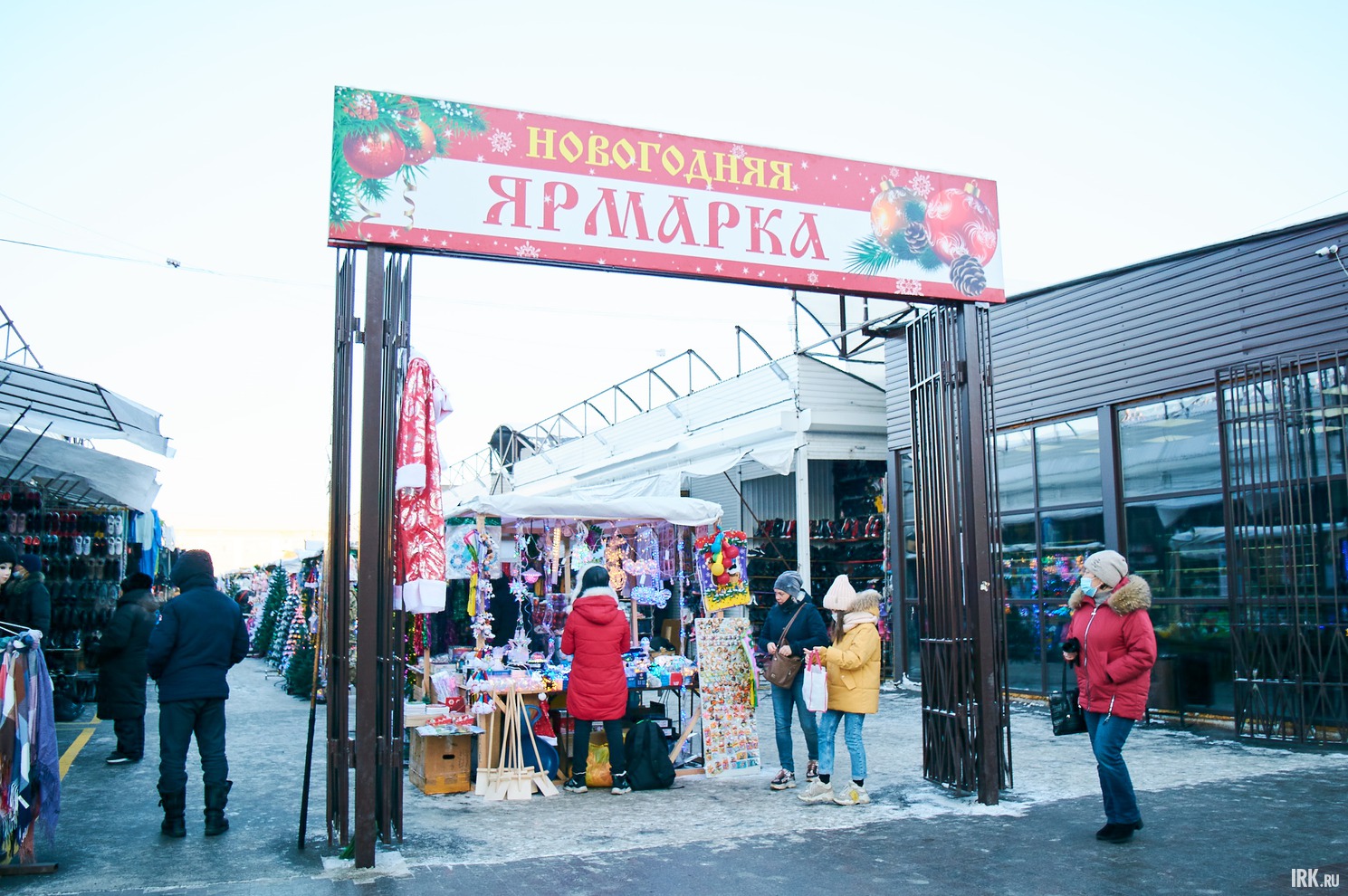В городе открылись новогодние ярмарки.